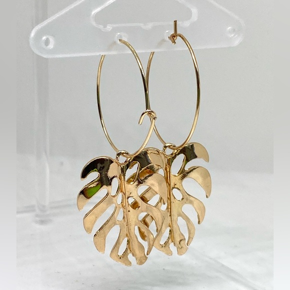Jewelry - 5/$20 ✨ Leaf 🍃 pendant hoop earrings !!!